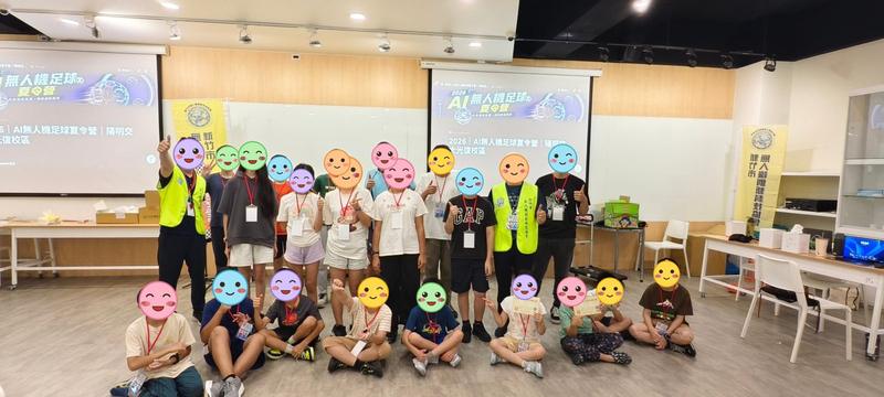 學員在教室拿著證書合照