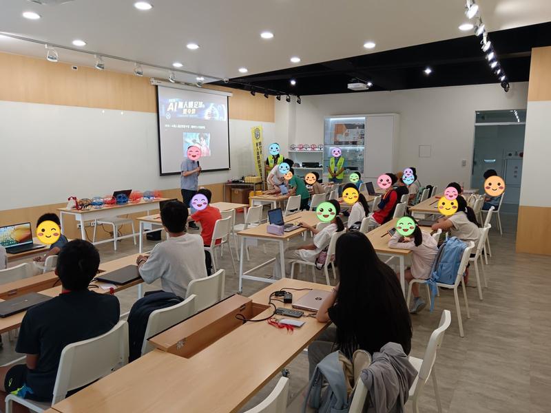 學員在教室聆聽課程講解