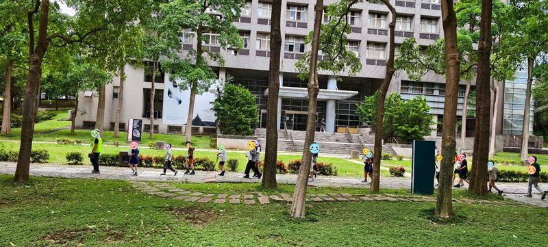學員在陽明交大校園步道上排隊前進