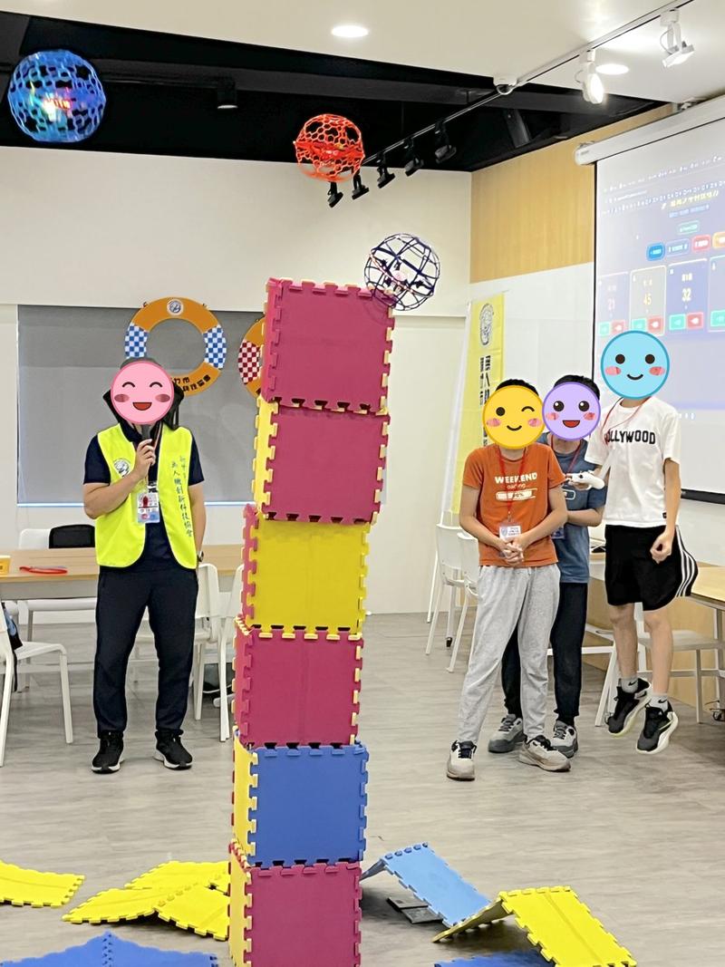 學員操控球型無人機飛過巧拼塔